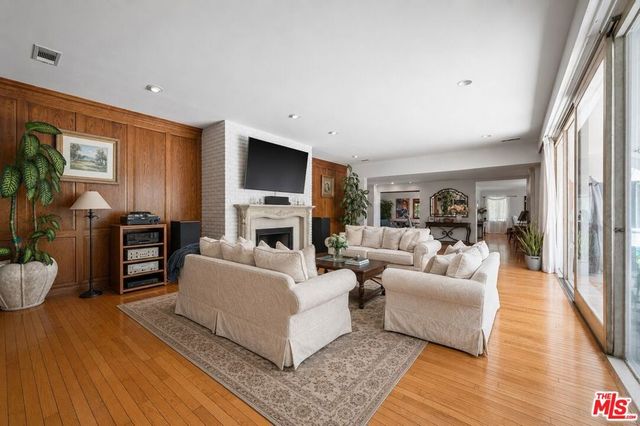 1902 Coldwater Canyon Drive, Beverly Hills, CA 90210