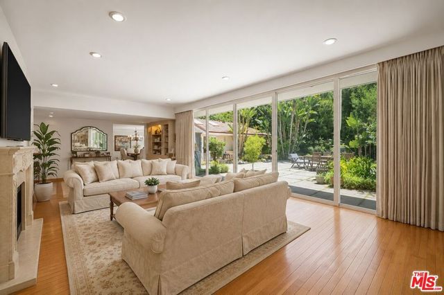 1902 Coldwater Canyon Drive, Beverly Hills, CA 90210
