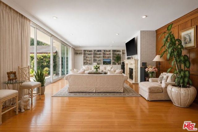1902 Coldwater Canyon Drive, Beverly Hills, CA 90210