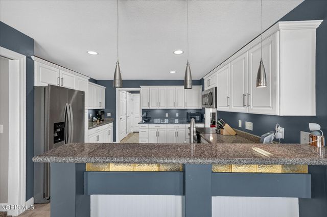 1609 Grand Bay Drive, Oregon, OH 43616