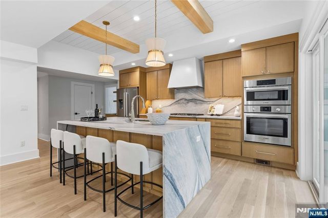61 Surrey Lane, Tenafly, NJ 07670