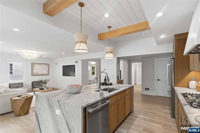 61 Surrey Lane, Tenafly, NJ 07670