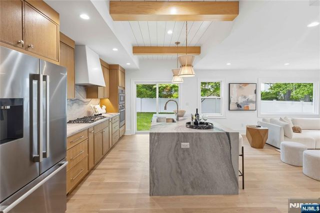 61 Surrey Lane, Tenafly, NJ 07670