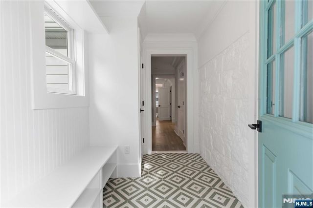61 Surrey Lane, Tenafly, NJ 07670