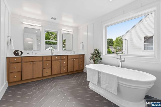 61 Surrey Lane, Tenafly, NJ 07670