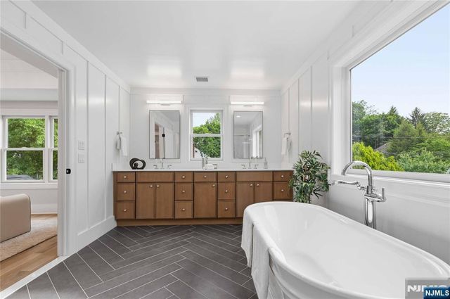 61 Surrey Lane, Tenafly, NJ 07670