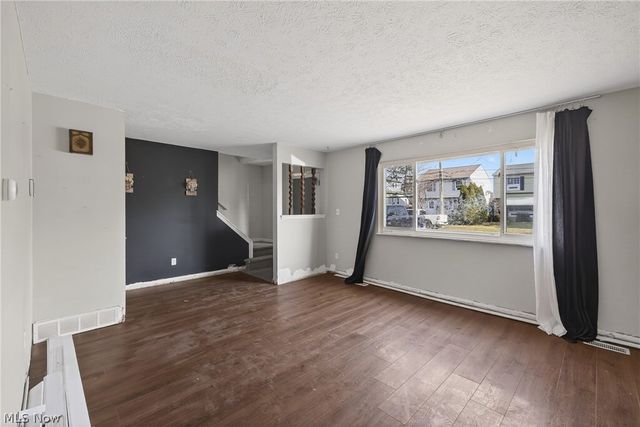 1540 E 298th Street, Wickliffe, OH 44092