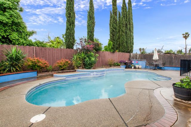 7704 Mcbeth Way, Sacramento, CA 95828