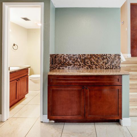 7704 Mcbeth Way, Sacramento, CA 95828