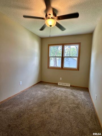 1122 GALBRAITH Drive, Clinton, IA 52732