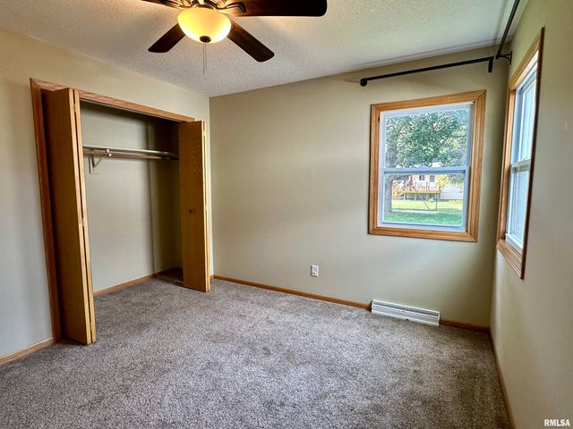 1122 GALBRAITH Drive, Clinton, IA 52732