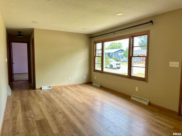 1122 GALBRAITH Drive, Clinton, IA 52732