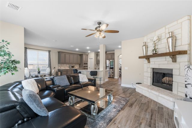 911 Royal Court, Mansfield, TX 76063