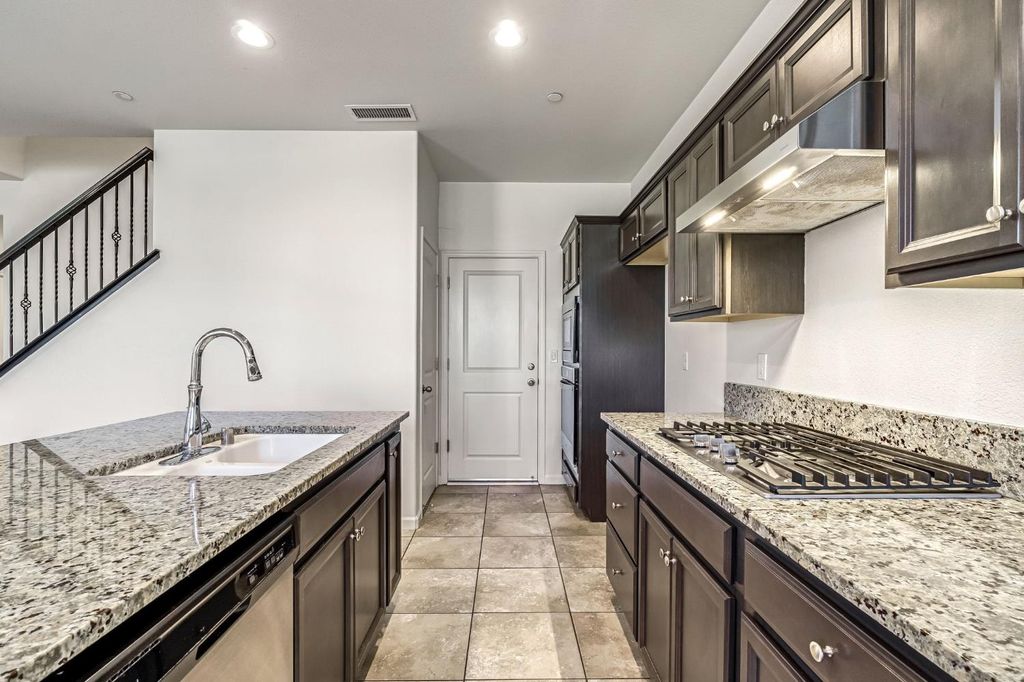 Image 15 of property listing at 5468 W Santa Barbara Drive, Fresno, CA 93722