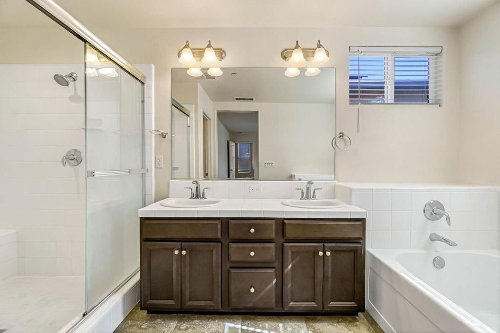 Image 22 of property listing at 5468 W Santa Barbara Drive, Fresno, CA 93722