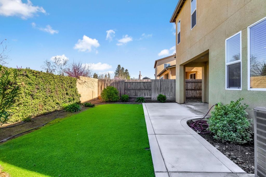 Image 33 of property listing at 5468 W Santa Barbara Drive, Fresno, CA 93722