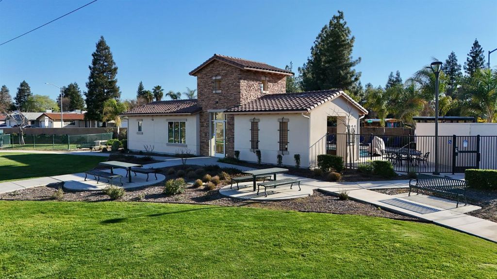 Image 36 of property listing at 5468 W Santa Barbara Drive, Fresno, CA 93722