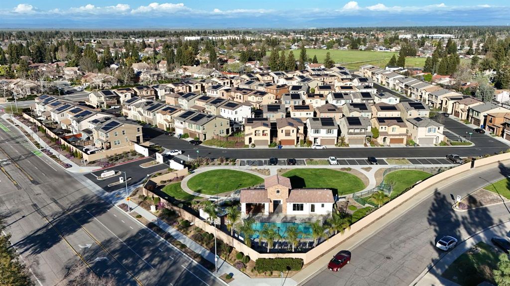 Image 37 of property listing at 5468 W Santa Barbara Drive, Fresno, CA 93722