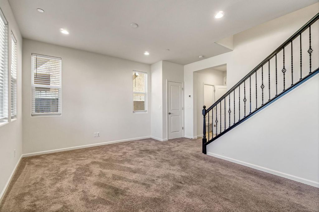 Image 8 of property listing at 5468 W Santa Barbara Drive, Fresno, CA 93722