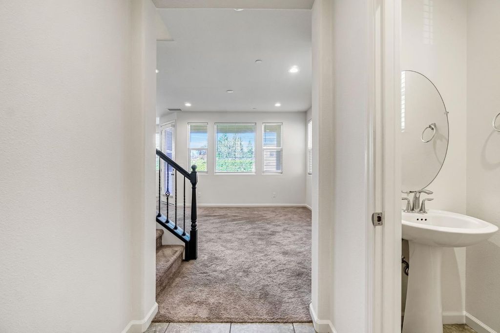 Image 9 of property listing at 5468 W Santa Barbara Drive, Fresno, CA 93722