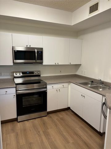 1900 Van Buren St 113B, Hollywood, FL 33020
