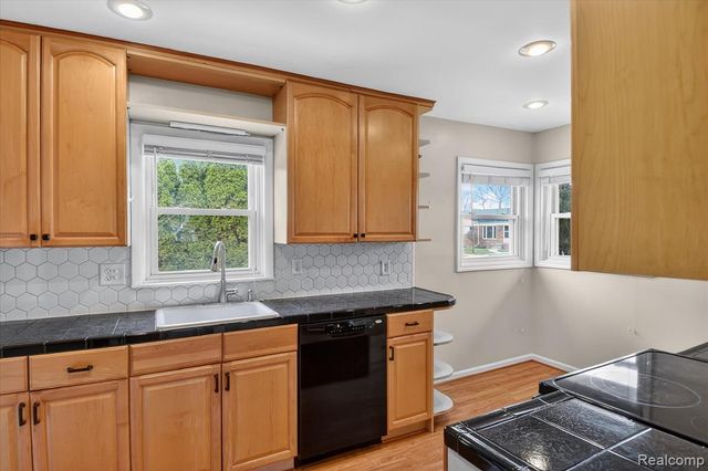 830 Mapleknoll Avenue, Madison Heights, MI 48071