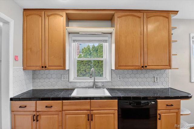 830 Mapleknoll Avenue, Madison Heights, MI 48071