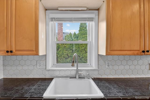 830 Mapleknoll Avenue, Madison Heights, MI 48071