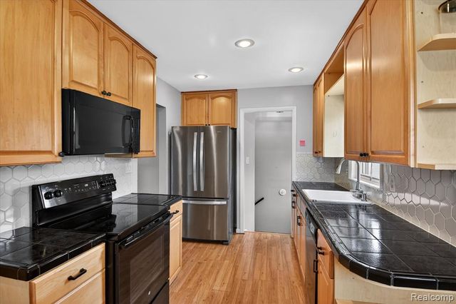 830 Mapleknoll Avenue, Madison Heights, MI 48071