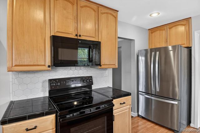 830 Mapleknoll Avenue, Madison Heights, MI 48071