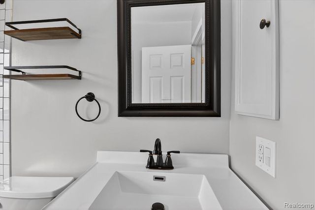 830 Mapleknoll Avenue, Madison Heights, MI 48071