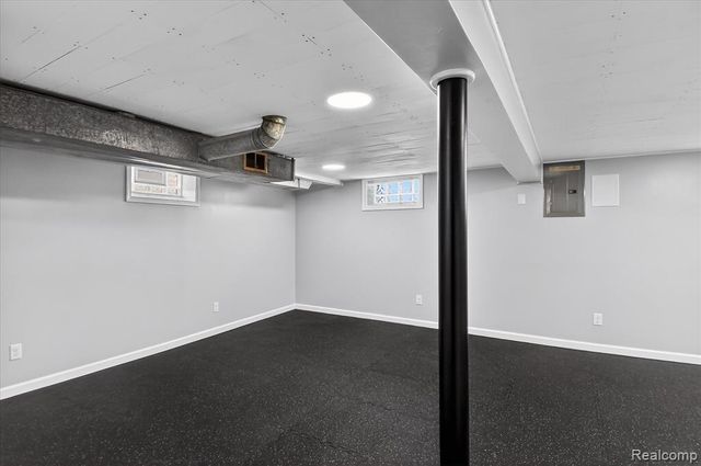 830 Mapleknoll Avenue, Madison Heights, MI 48071