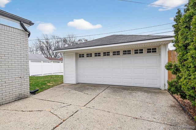 830 Mapleknoll Avenue, Madison Heights, MI 48071