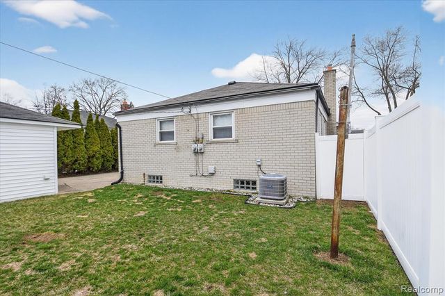 830 Mapleknoll Avenue, Madison Heights, MI 48071