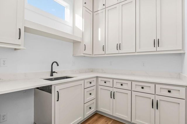 10856 S Shady Bend Road, Olathe, KS 66061