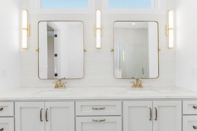 10856 S Shady Bend Road, Olathe, KS 66061