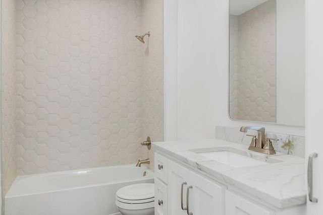 10856 S Shady Bend Road, Olathe, KS 66061