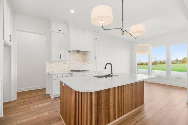 10856 S Shady Bend Road, Olathe, KS 66061