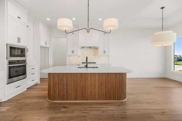 10856 S Shady Bend Road, Olathe, KS 66061