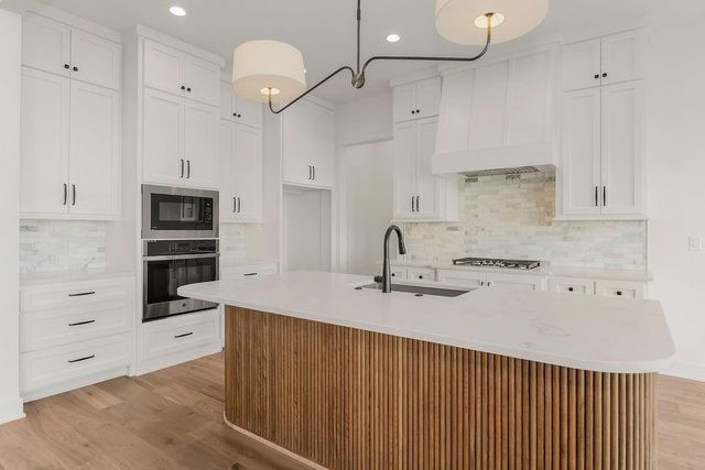 10856 S Shady Bend Road, Olathe, KS 66061