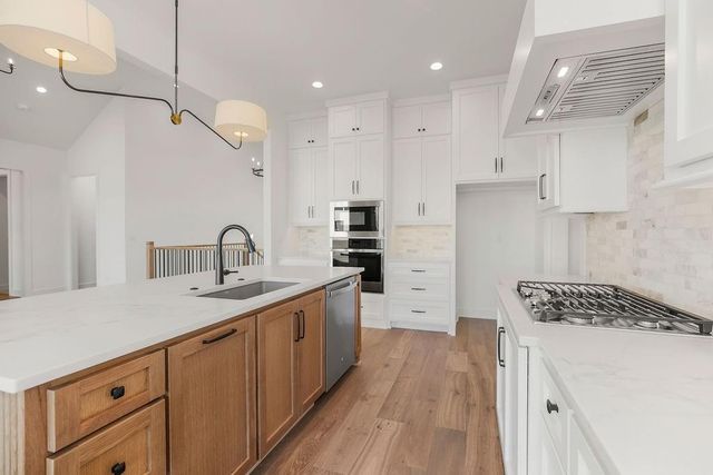 10856 S Shady Bend Road, Olathe, KS 66061