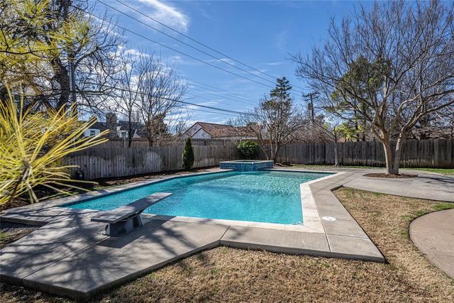 1902 Elmhurst Avenue, Nichols Hills, OK 73120