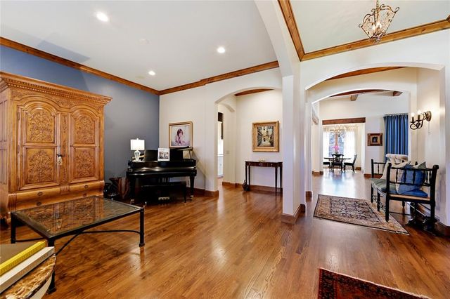 1902 Elmhurst Avenue, Nichols Hills, OK 73120