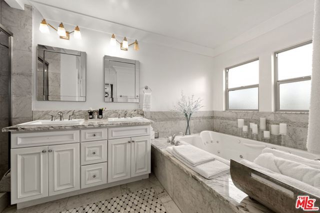 1940 N Western Avenue, Los Angeles, CA 90027