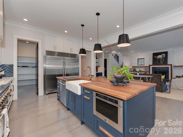 4009 Ridgecrest Avenue, Charlotte, NC 28211