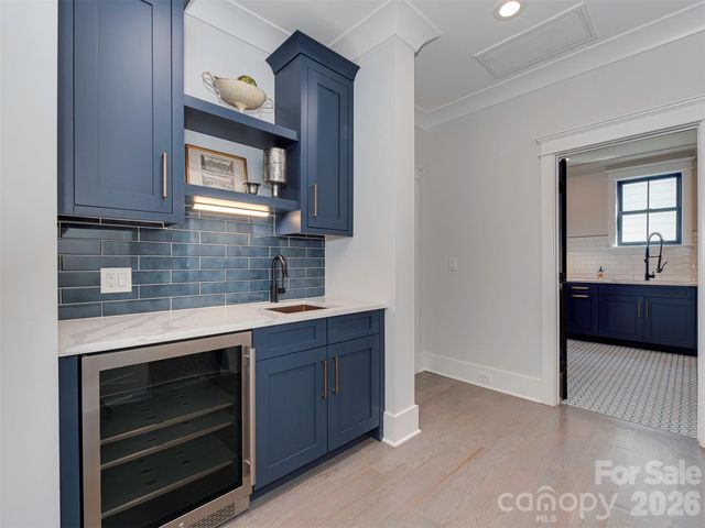 4009 Ridgecrest Avenue, Charlotte, NC 28211