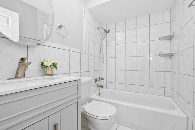 6670 S Brainard Avenue 411, Countryside, IL 60525