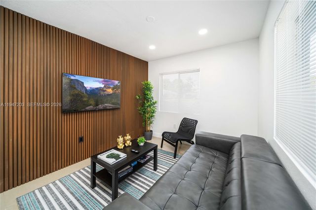 1250 NE 110th St, Miami, FL 33161