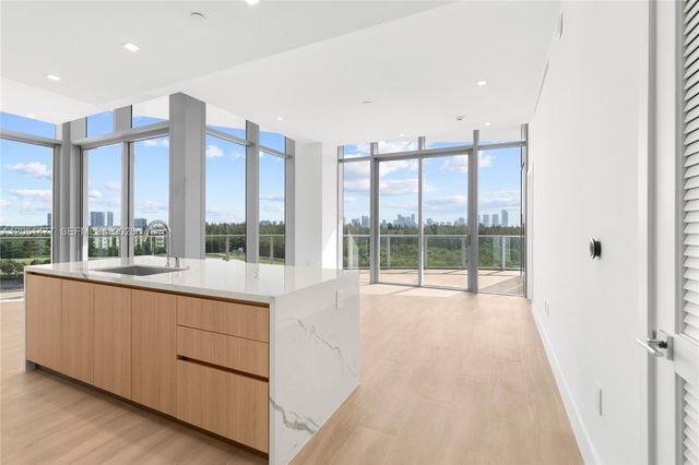 2411 Laguna Cr 611, Miami, FL 33181
