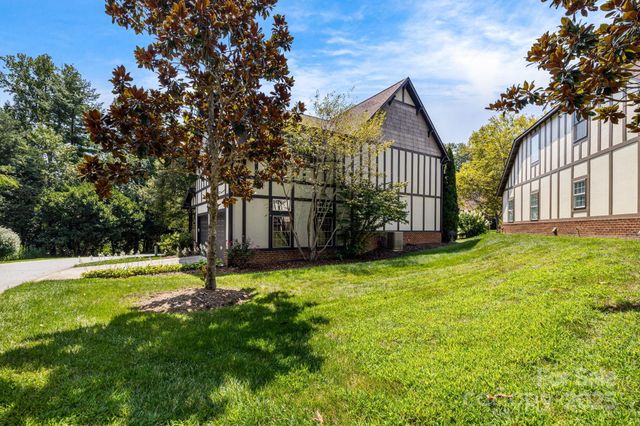 28 Trafalgar Circle, Asheville, NC 28805